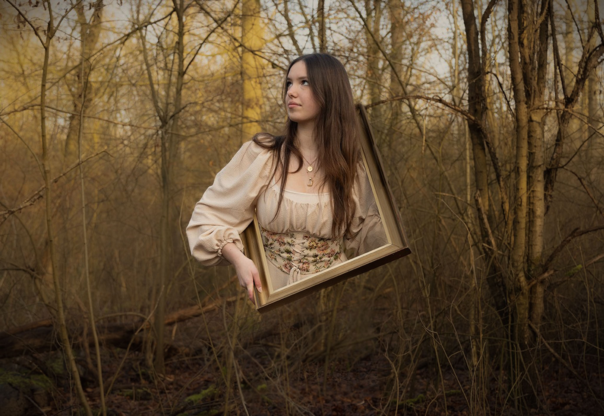 Een vrouw in een lichte jurk verschijnt in een lijst in het bos