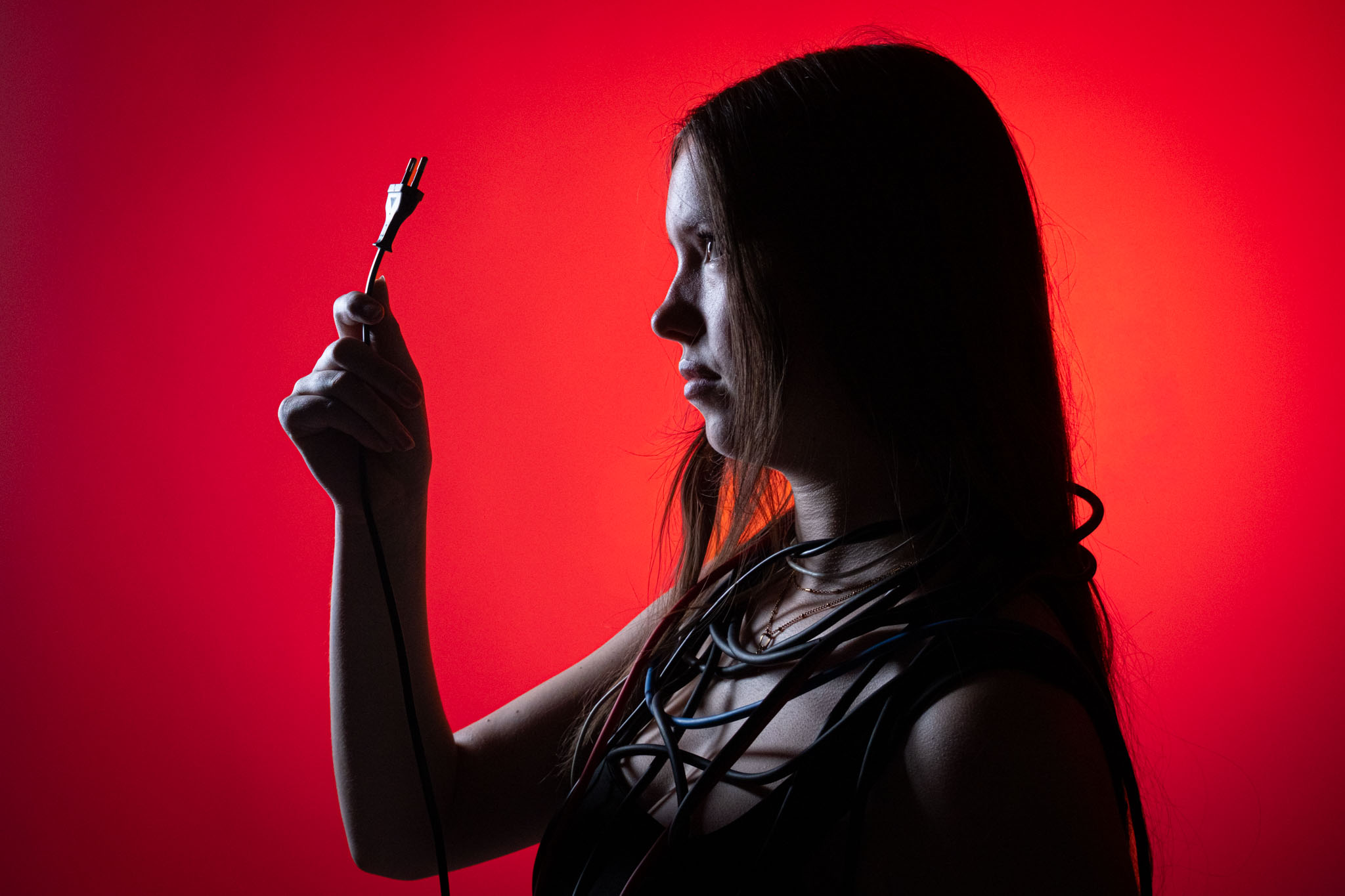 Studioportret van een vrouw met een klein voorwerp in rood licht