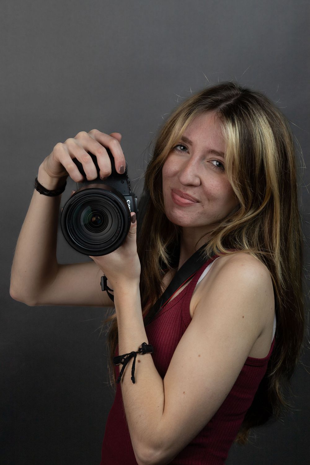 Edith van Aken houdt een camera vast