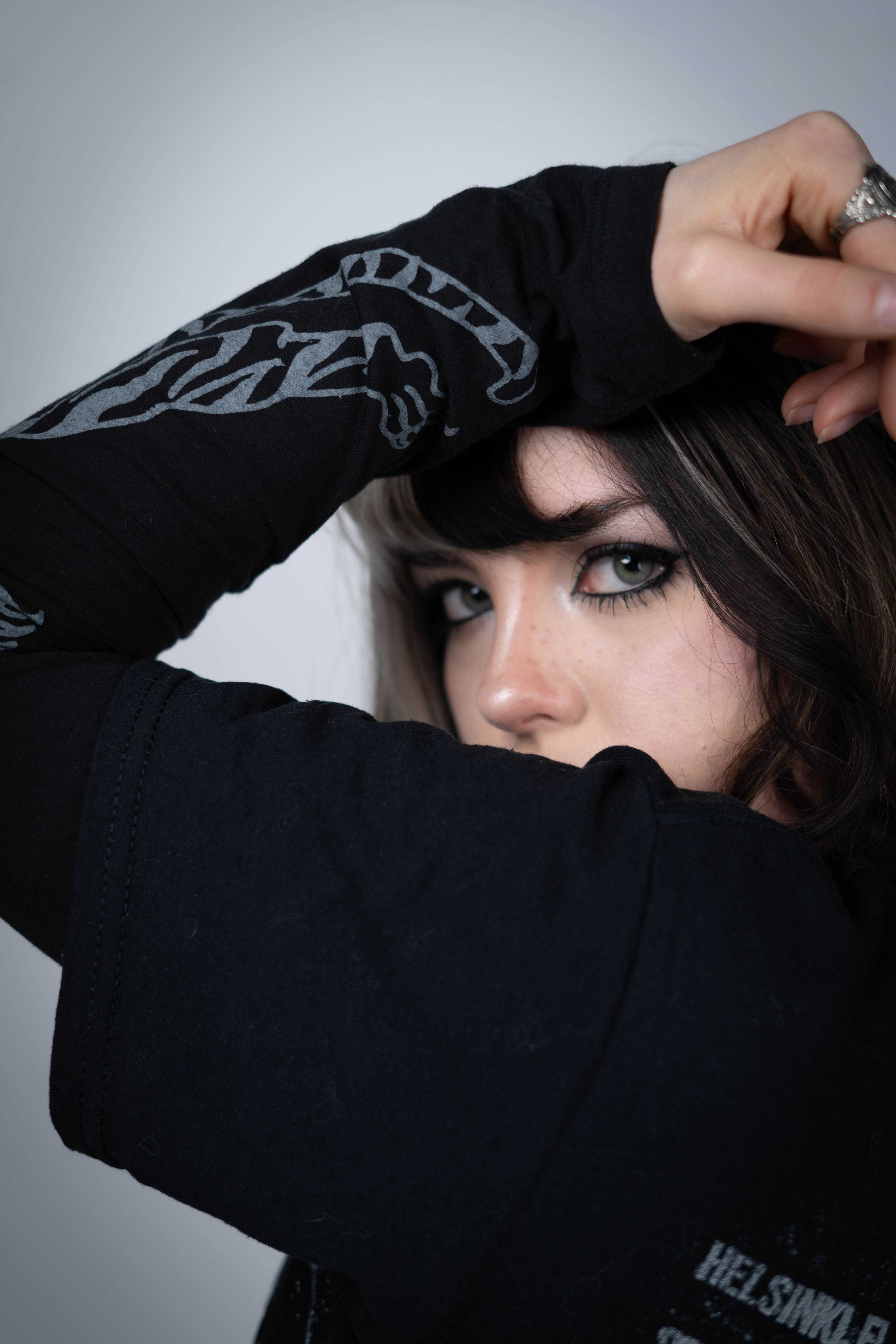 Close-up van een vrouw die haar arm over haar hoofd houdt