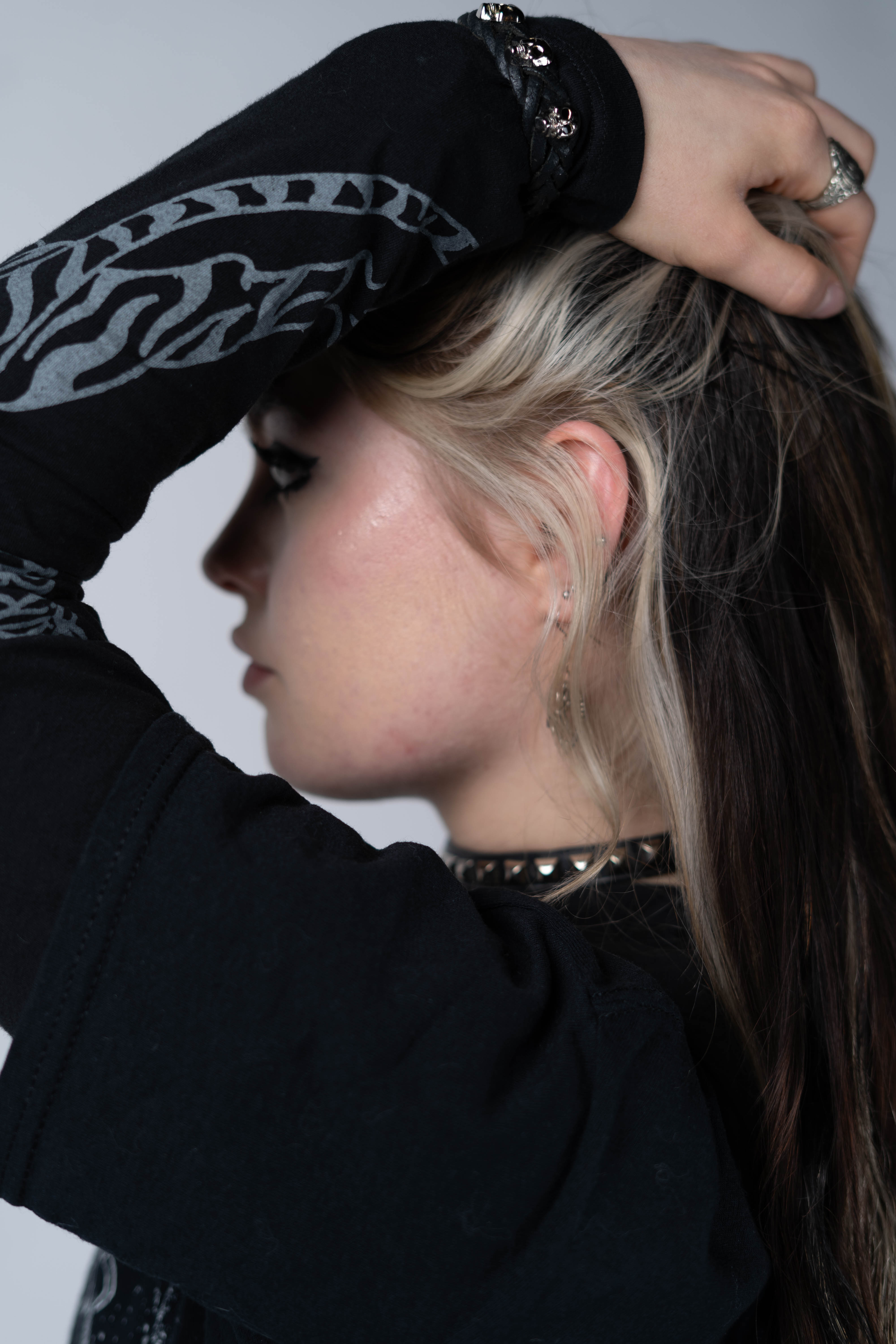 Zijaanzicht van een vrouw met haar hand in het haar