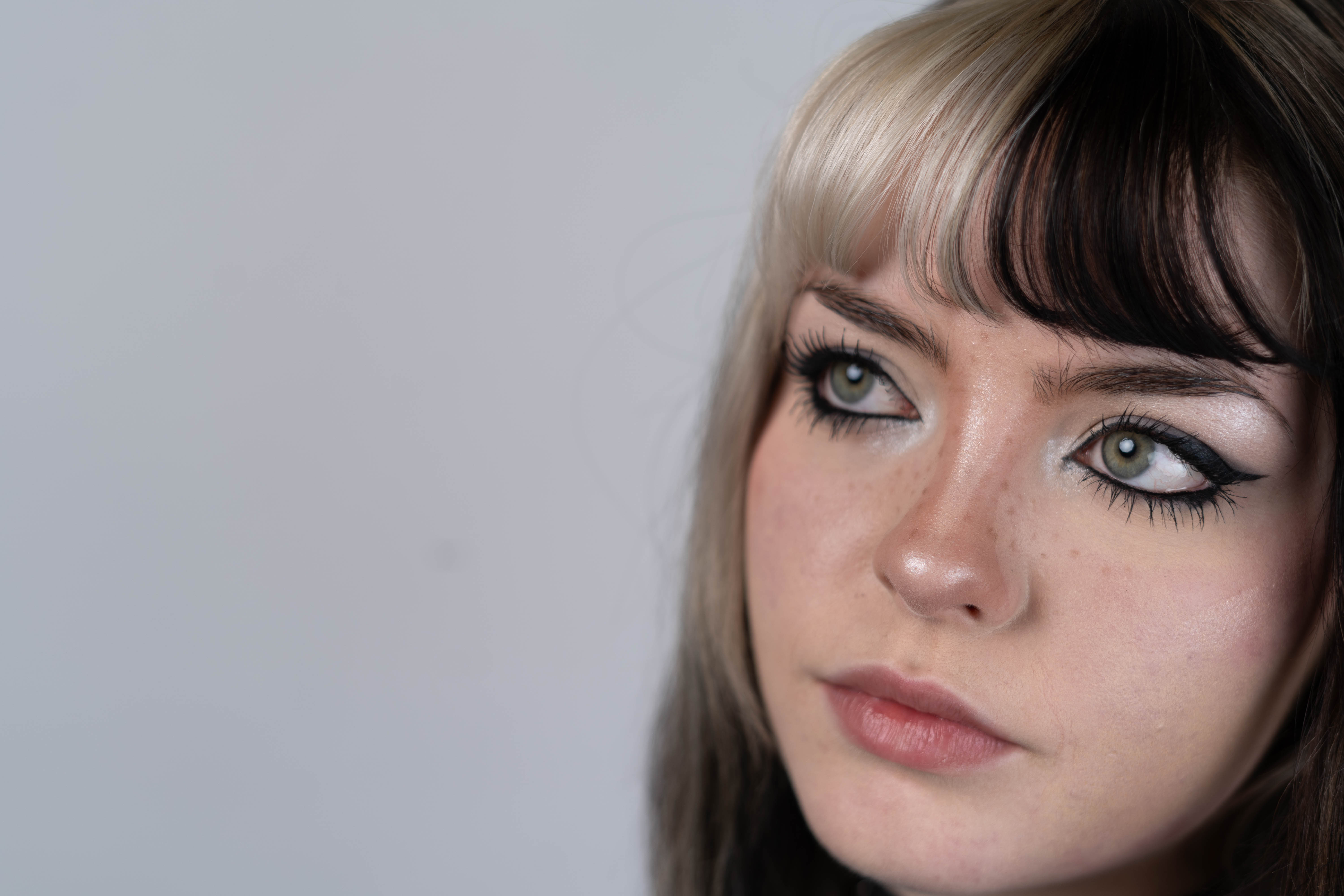 Close-up van het gezicht van een vrouw met donkere oogmake-up